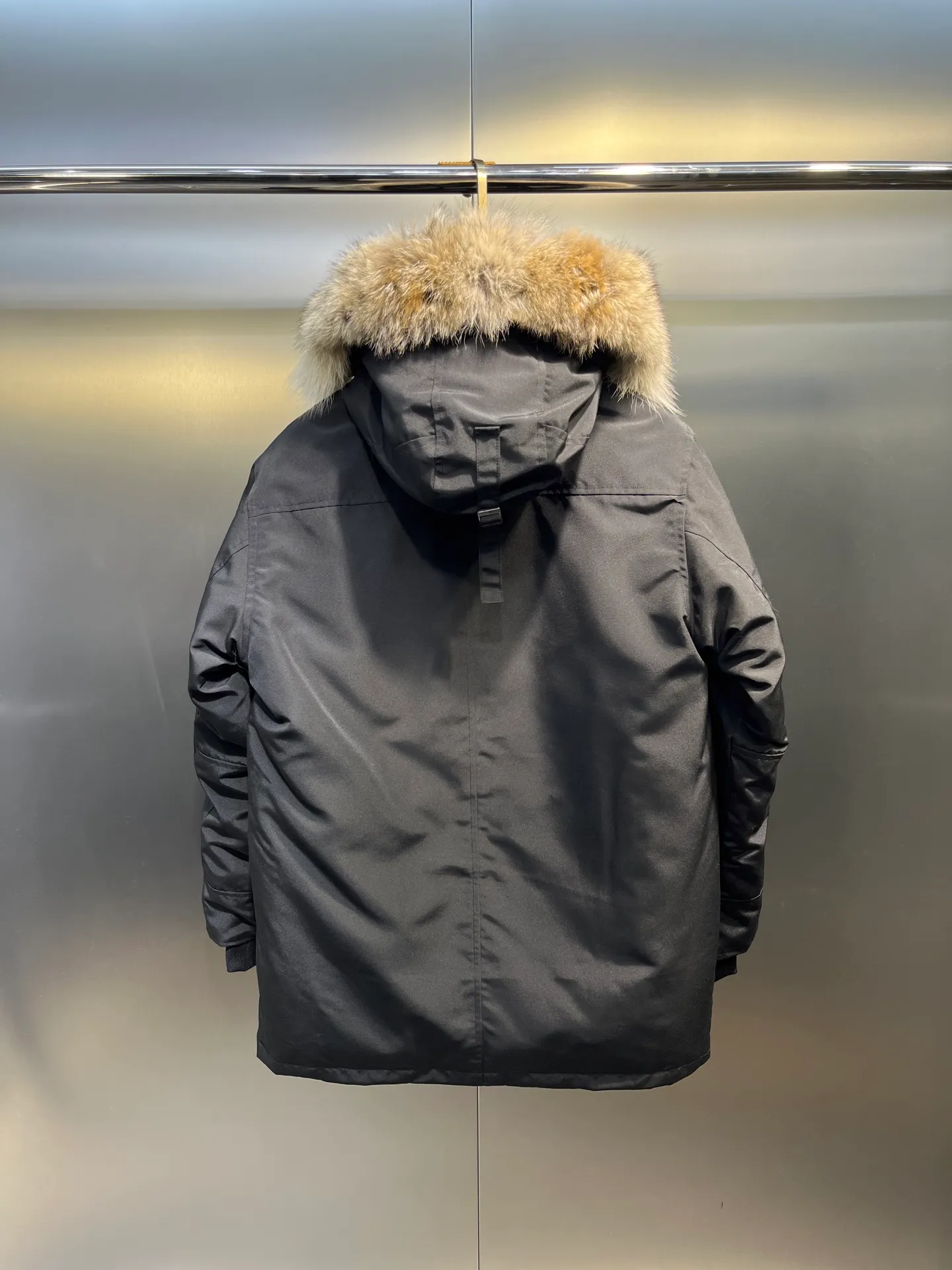P860 Canada Goose model 06, the same model as the famous star, men's and women's models, with cold-proof flannel on the collar, which is close to the head and neck, comfortable and warm! The fabric is made of high-density nano-level waterproof fabric, which is windproof and wear-resistant and has a certain thickness! Seamless threaded cuffs! Avoid hard knots! It doesn’t matter how low the temperature is this winter, one piece is enough. I’ll give you the wind and temperature! Contains pure duck down, sufficient quantity, unique fashion design + waterproof craft fabric + big brand YKK double zipper pullers, real photos, upright style quality, regardless of the external standard and the internal content, you can feel free to compare it with the softer, easier to wrinkle and lighter version on the market!  size：s-xxl